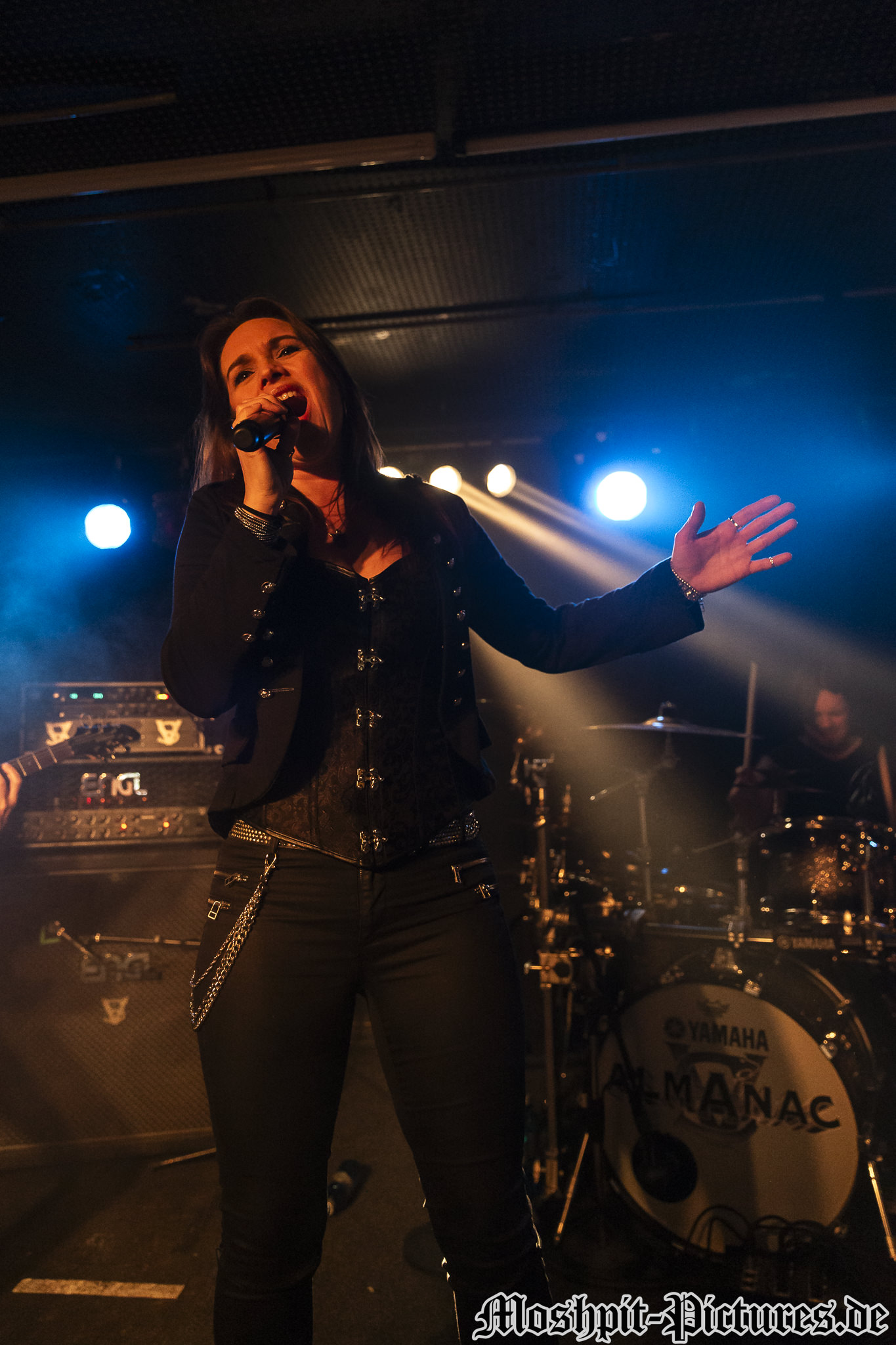 Almanac-Nachtleben-140217-025