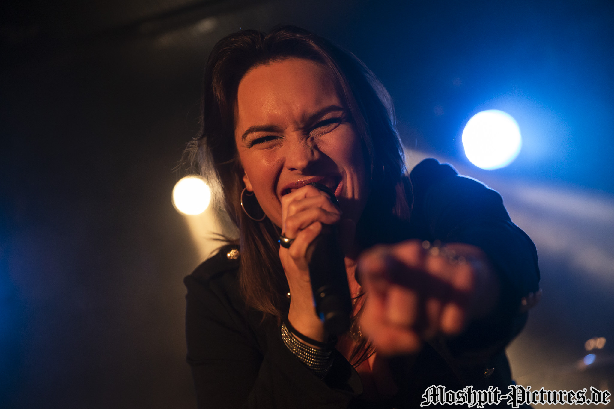 Almanac-Nachtleben-140217-037