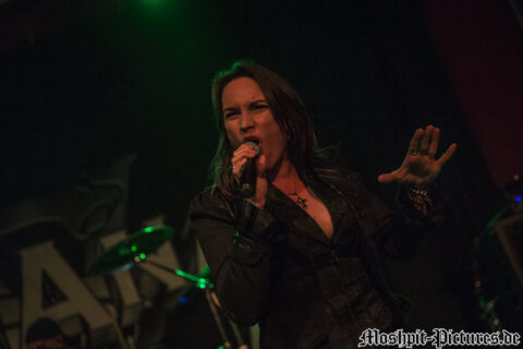Konzertfotos von Almanac auf der Tour of the Dragonhead 2018