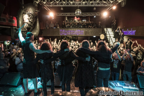 Konzertfotos von Almanac auf der Tour of the Dragonhead 2018