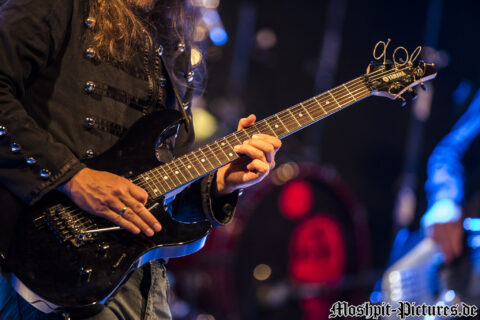 Konzertfotos von Almanac auf der Tour of the Dragonhead 2018