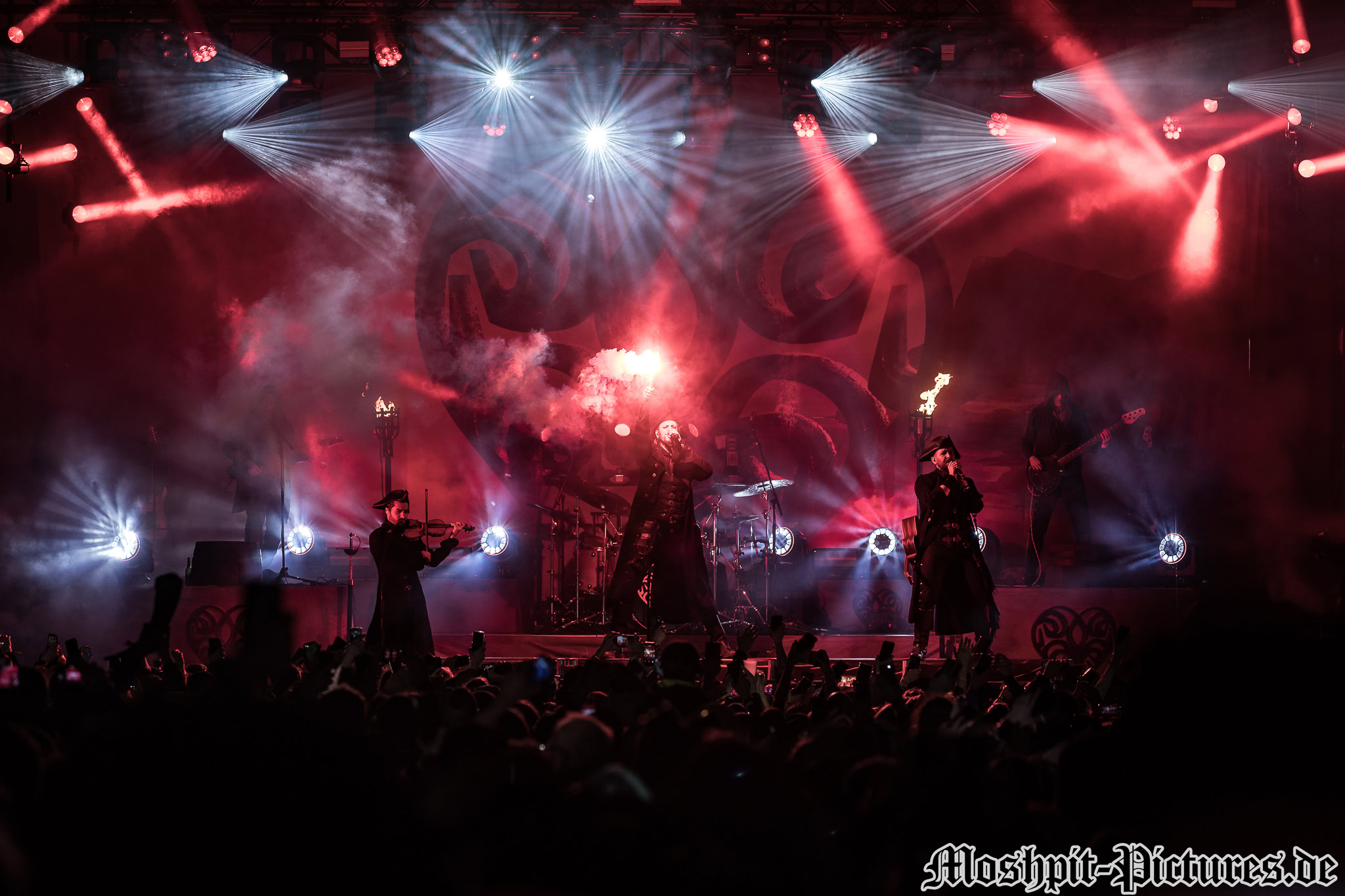 Band in historischen Kostümen auf der Bühne mit roter Pyrotechnik und Nebel beim Feuertanz Festival 2026