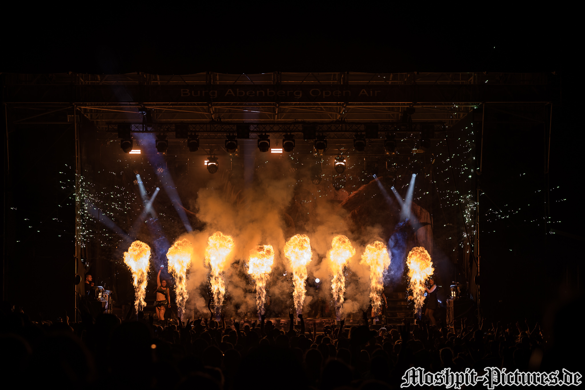 Bühnenbild von Versengold auf dem Feuertanz Festival 2024