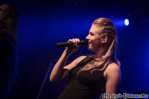 Konzertfotos von Leaves Eyes auf der Tour of the Dragonhead 2018