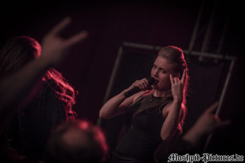 Konzertfotos von Leaves Eyes auf der Tour of the Dragonhead 2018