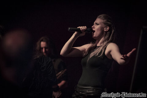 Konzertfotos von Leaves Eyes auf der Tour of the Dragonhead 2018