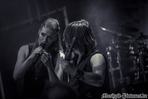 Konzertfotos von Leaves Eyes auf der Tour of the Dragonhead 2018