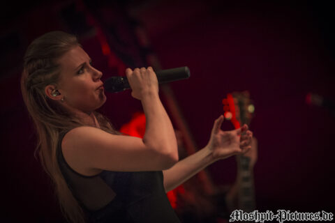 Konzertfotos von Leaves Eyes auf der Tour of the Dragonhead 2018