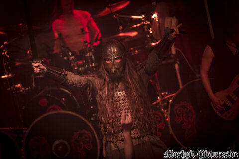 Konzertfotos von Leaves Eyes auf der Tour of the Dragonhead 2018