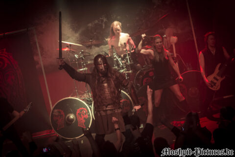 Konzertfotos von Leaves Eyes auf der Tour of the Dragonhead 2018