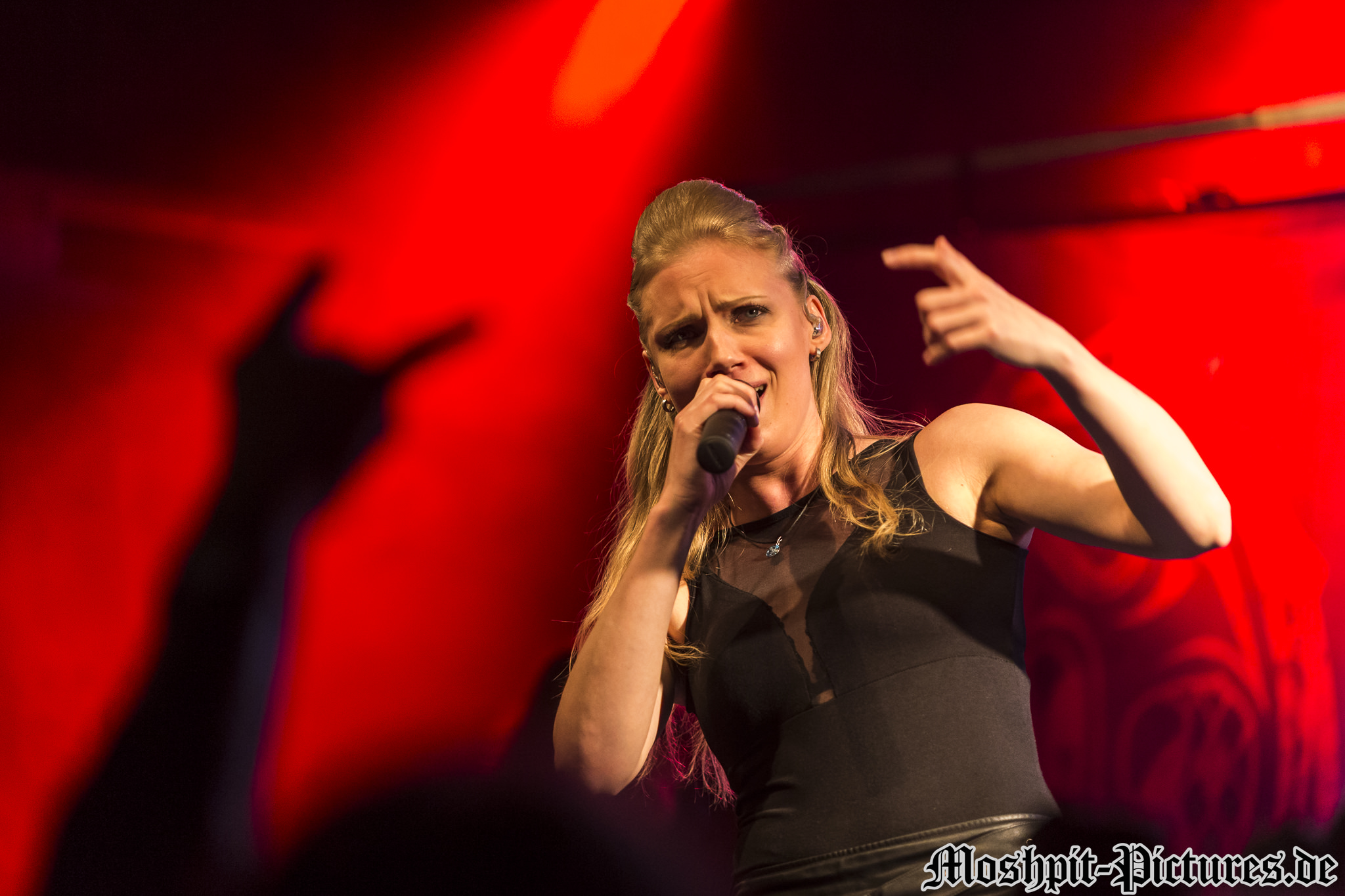 Leaves-Eyes-Backstage-240418-0542