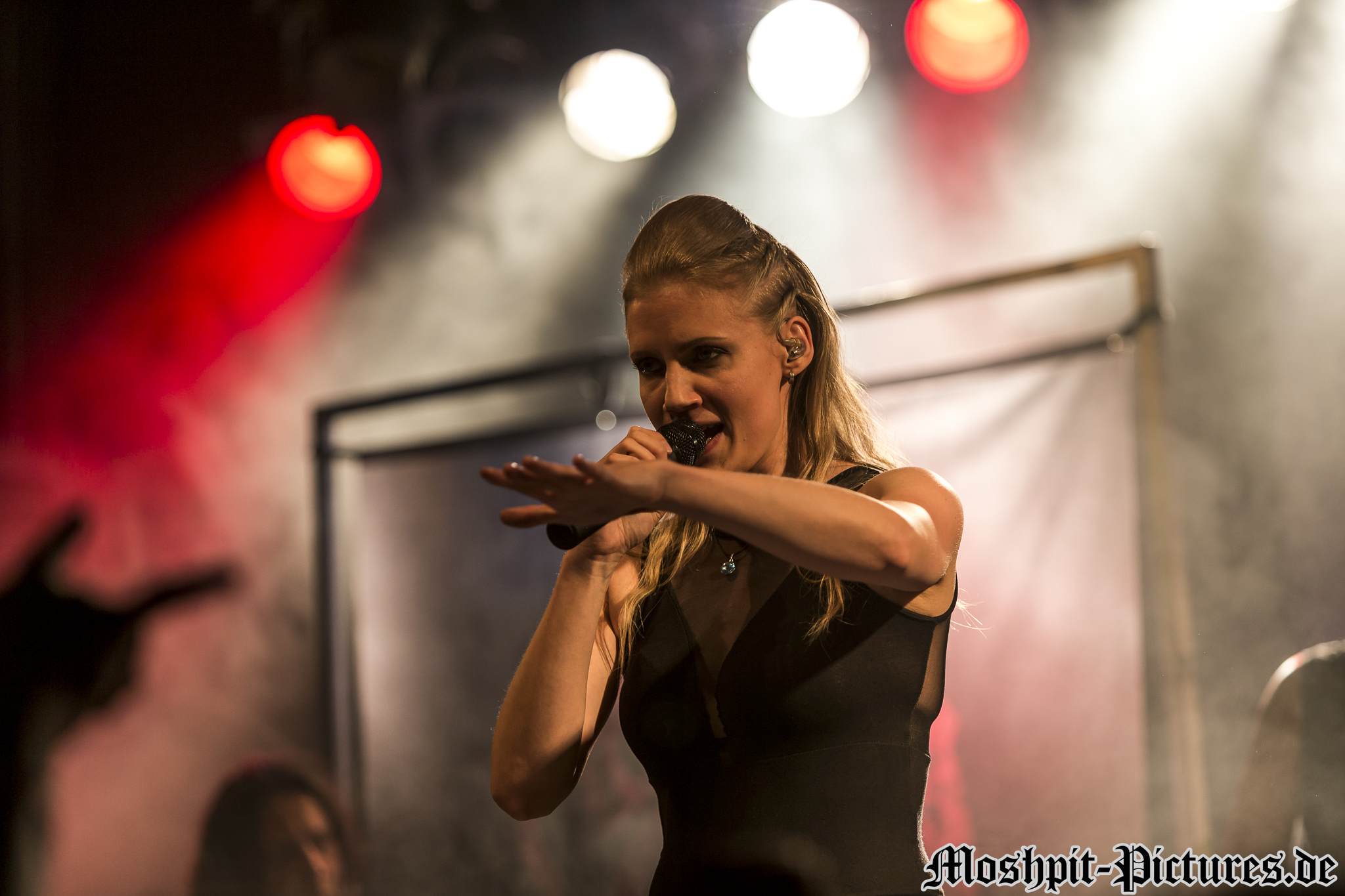 Leaves-Eyes-Backstage-240418-0543