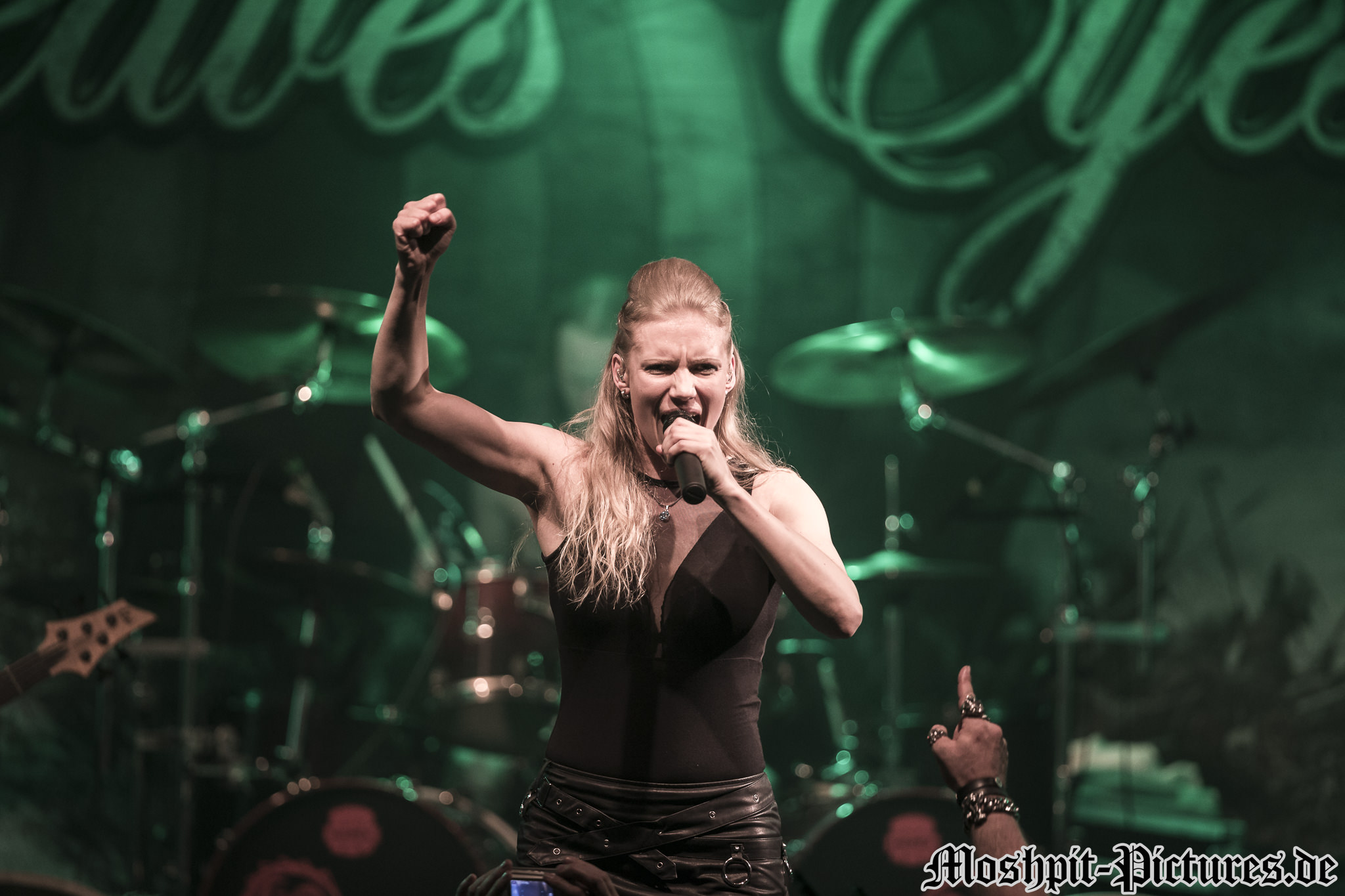 Leaves-Eyes-Backstage-240418-0680