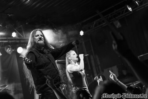 Konzertfotos von Leaves Eyes auf der Tour of the Dragonhead 2018