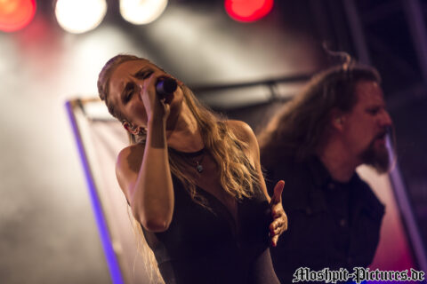 Konzertfotos von Leaves Eyes auf der Tour of the Dragonhead 2018