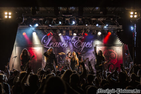 Konzertfotos von Leaves Eyes auf der Tour of the Dragonhead 2018
