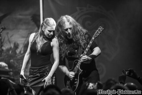 Konzertfotos von Leaves Eyes auf der Tour of the Dragonhead 2018