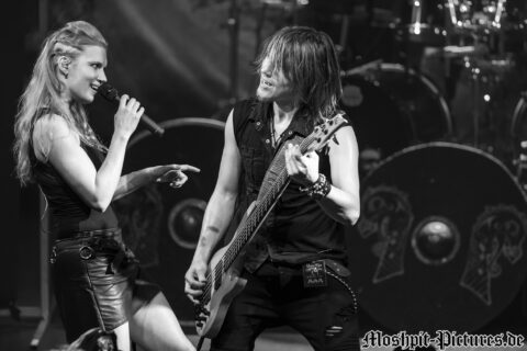 Konzertfotos von Leaves Eyes auf der Tour of the Dragonhead 2018
