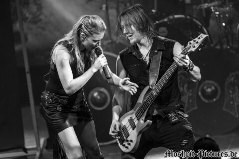 Konzertfotos von Leaves Eyes auf der Tour of the Dragonhead 2018