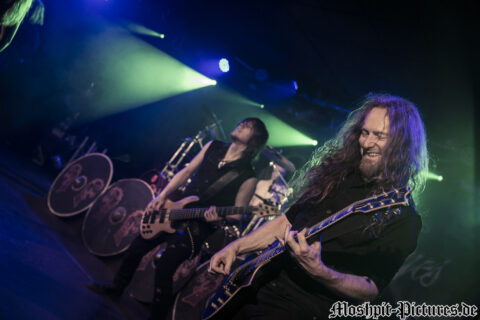 Konzertfotos von Leaves Eyes auf der Tour of the Dragonhead 2018