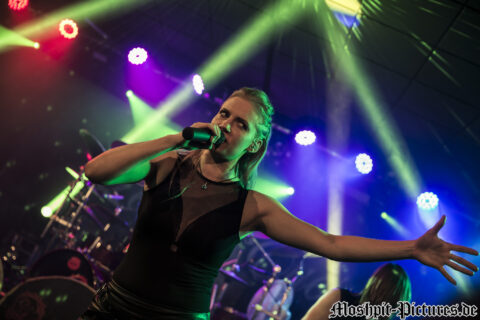 Konzertfotos von Leaves Eyes auf der Tour of the Dragonhead 2018