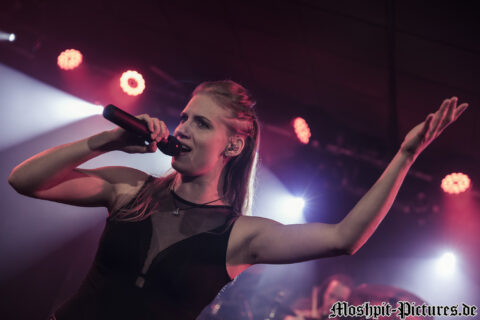 Konzertfotos von Leaves Eyes auf der Tour of the Dragonhead 2018