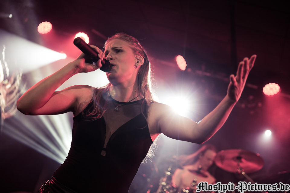 Konzertfotos von Leaves' Eyes auf der Tour of the Dragonhead 2018