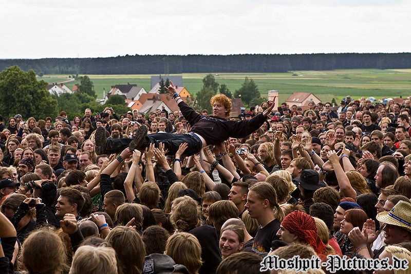 Bühnenansicht mit Publikum beim Feuertanz Festival 2010 auf Burg Abenberg