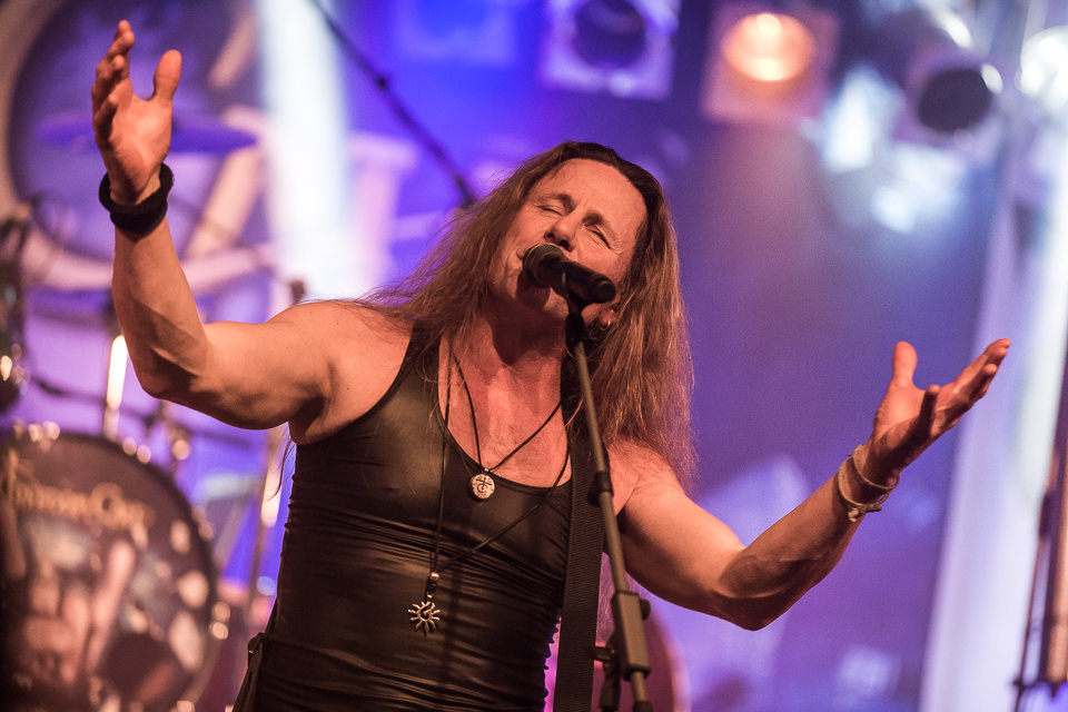 Sänger Chris Bay von Freedom Call live in Karlsruhe auf der Bühne