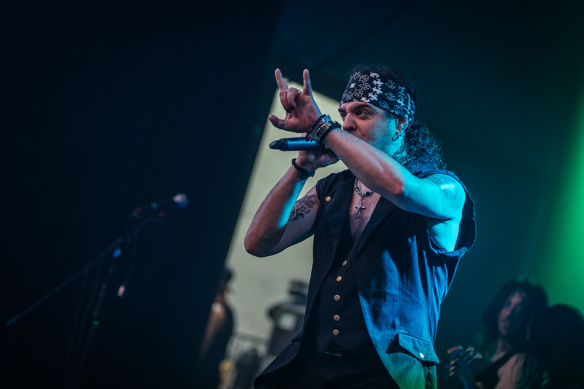 Stimmungsvolles Konzertfoto des Sängers von Emerald Sun unter blau-grünem Bühnenlicht beim Food Rock Festival in Starnberg.